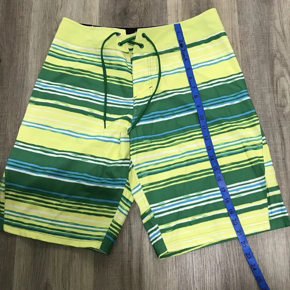 Under Armour Swim Trunks Mens Size 32 Striped Board Shorts Heat Gear Beach